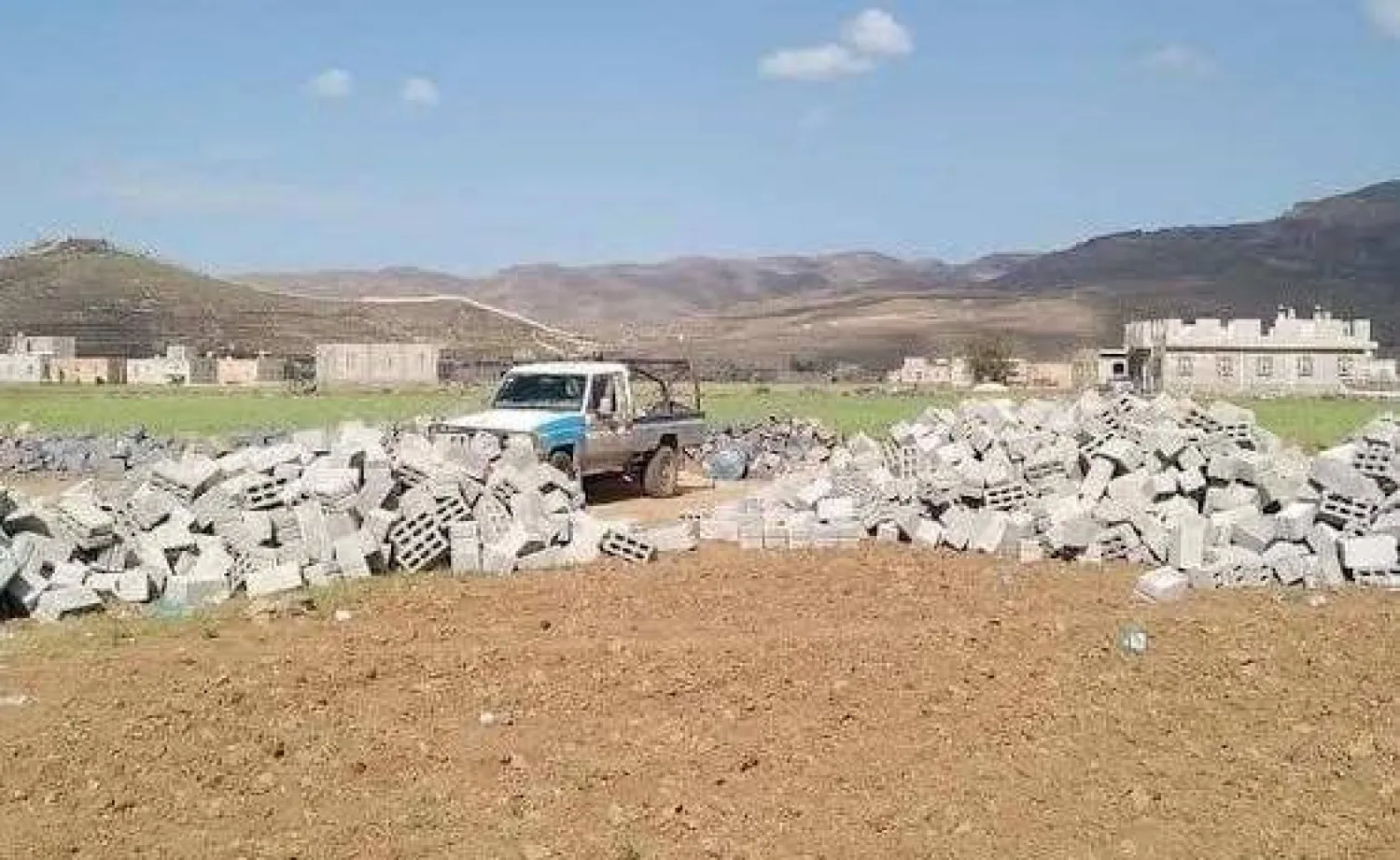 عربة تابعة للجماعة الحوثية خلال أعمال الاستيلاء على الأراضي في ريف صنعاء (فيسبوك)