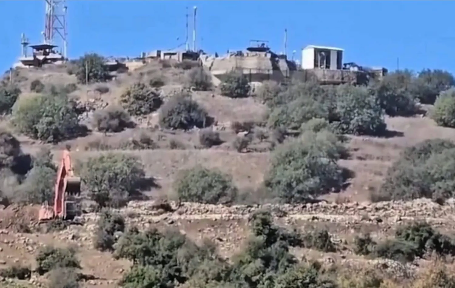 حفريات خط «صوفا 53» في بلدة بئر عجم (الشرق الأوسط)