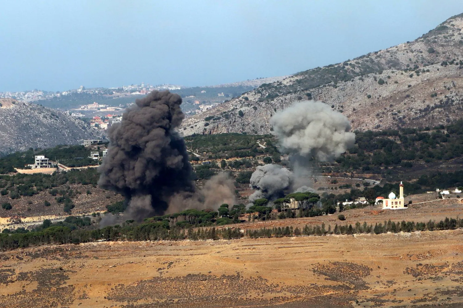 تصاعد الدخان إثر غارة جوية إسرائيلية على جنوب لبنان 30 أكتوبر 2025 (إ.ب.أ)