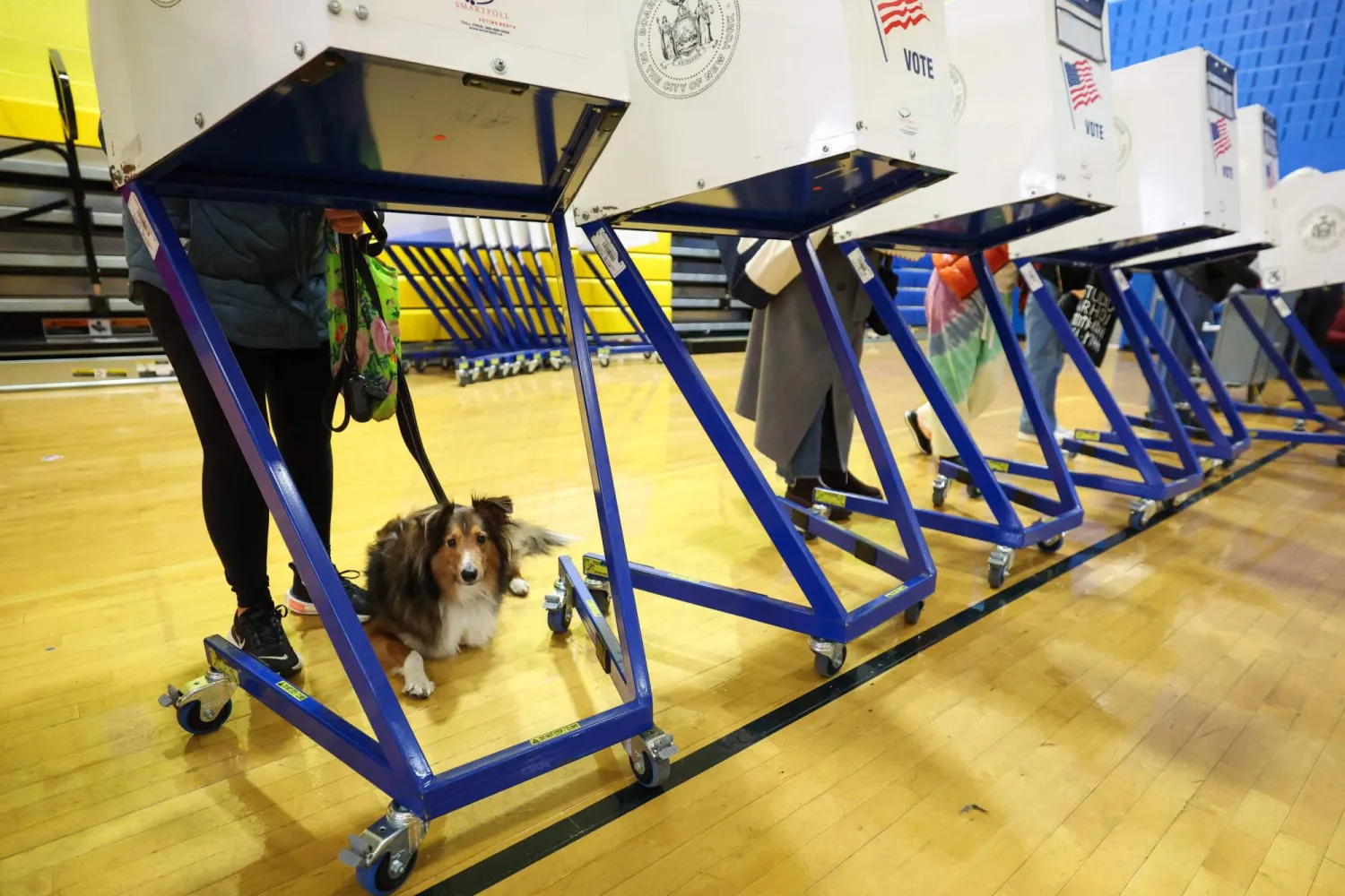 قاعة مخصصة للانتخابات في نيويورك (أ.ف.ب)