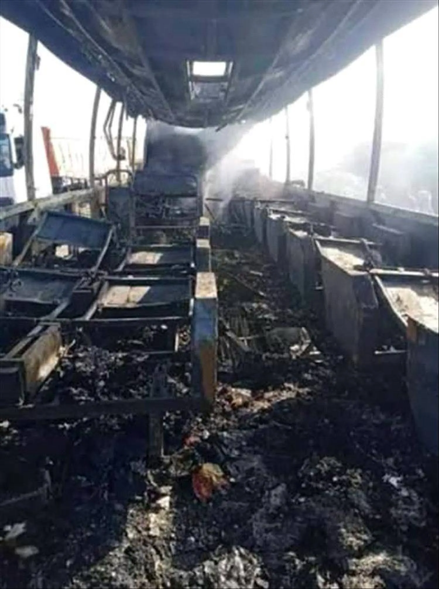 الحافلة احترقت بالكامل والنيران حاصرت الركاب داخلها (فيسبوك)