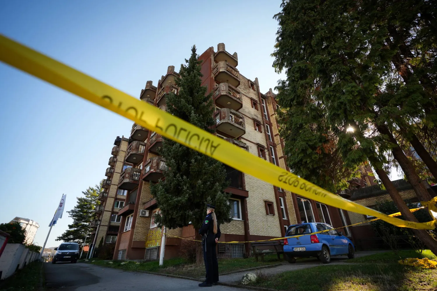 يقف ضباط الشرطة حراساً في دار رعاية المسنين «دوم بنزيونيرا» في توزلا بالبوسنة (إ.ب.أ)