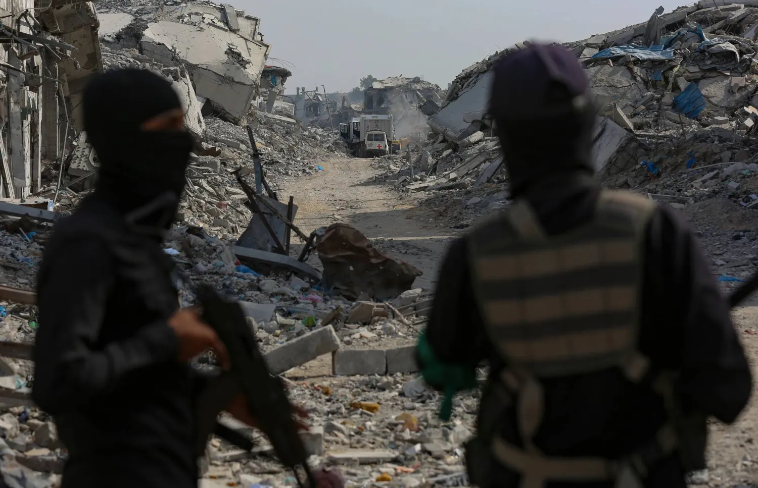 مُقاتلان من «كتائب القسام» في «حماس» شرق قطاع غزة (إ.ب.أ)