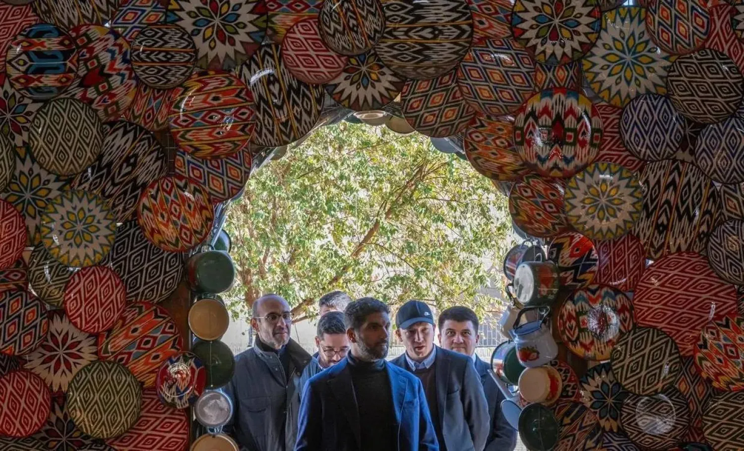 وزير الثقافة السعودي لدى زيارته معرض «بينالي بُخارَى» للفن المعاصر الأربعاء (واس)