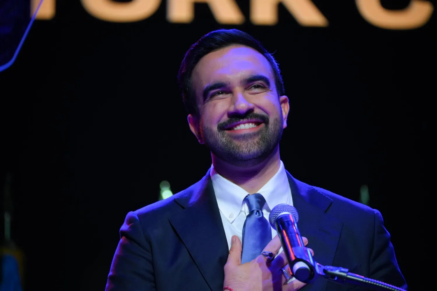 صورة ملتقطة في 5 نوفمبر 2025 في مدينة نيويورك بالولايات المتحدة تظهر عمدة المدينة المنتخب زهران ممداني يلقي كلمة على مسرح باراماونت في بروكلين عقب فوزه في انتخابات رئاسة بلدية مدينة نيويورك (د.ب.أ)
