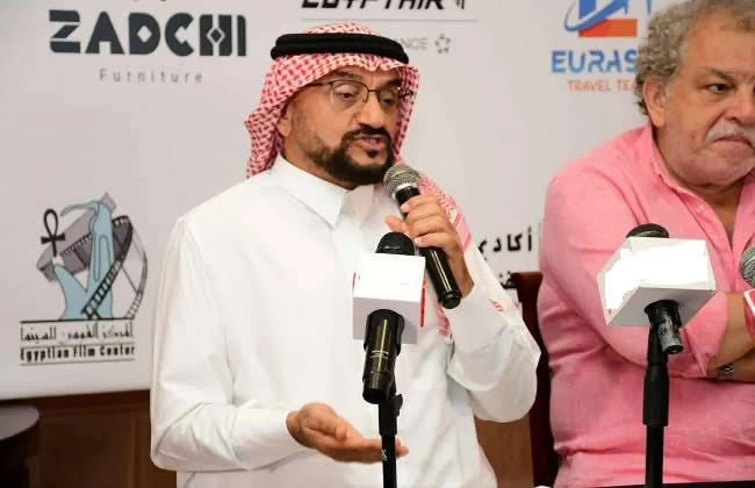 العباس متحدثاً خلال ندوته التي أدارها المخرج أشرف فايق (إدارة المهرجان)