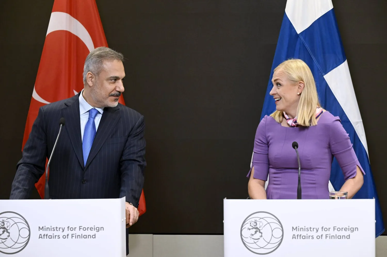 وزير الخارجية التركي هاكان فيدان (يسار) ونظيرته الفنلندية إلينا فالتونين (يمين) يعقدان مؤتمراً صحافياً مشتركاً (د.ب.أ)