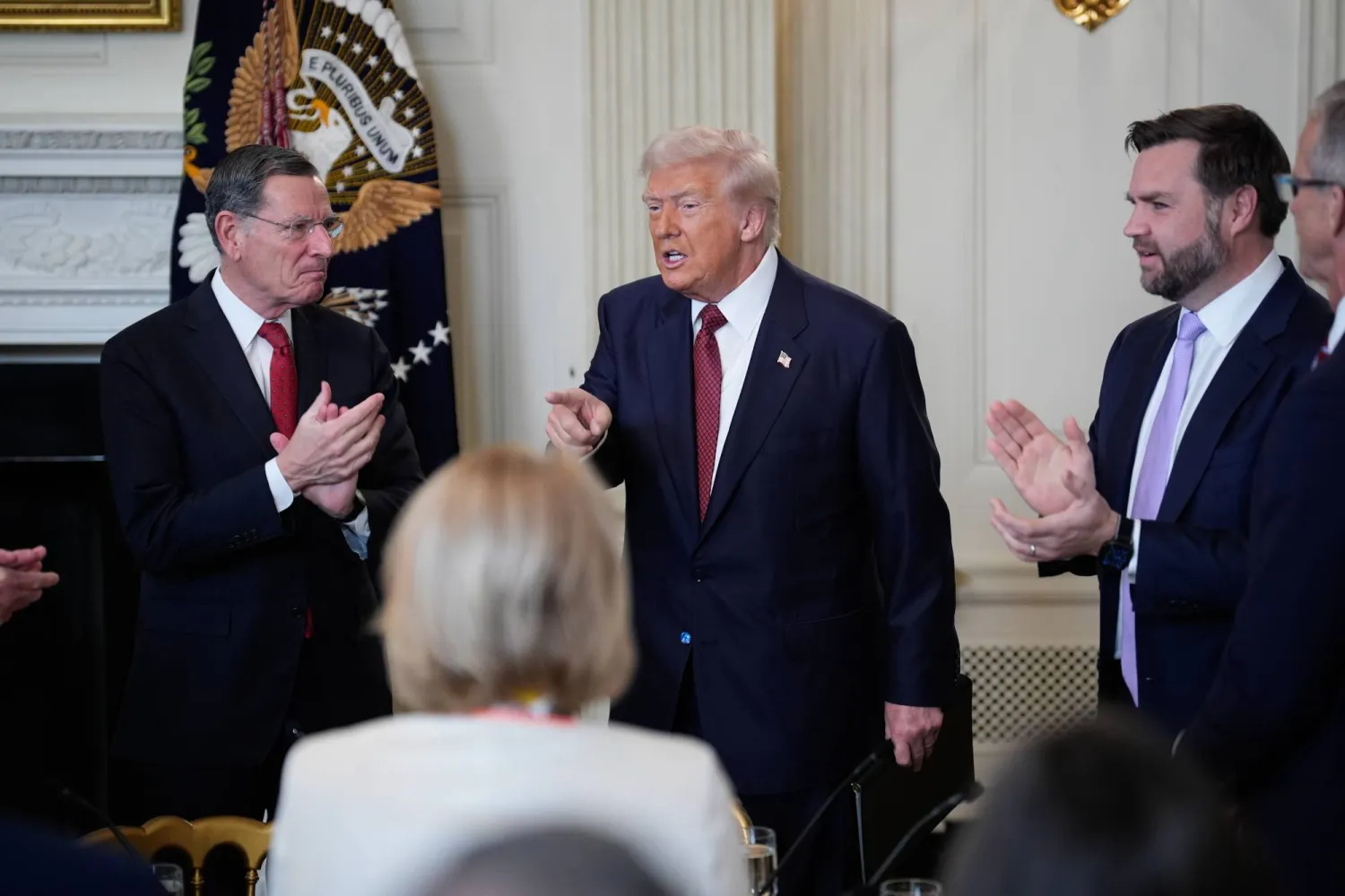 الرئيس الأميركي دونالد ترمب خلال إفطار مع أعضاء مجلس الشيوخ الجمهوريين في البيت الأبيض بواشنطن 5 نوفمبر (إ.ب.أ)