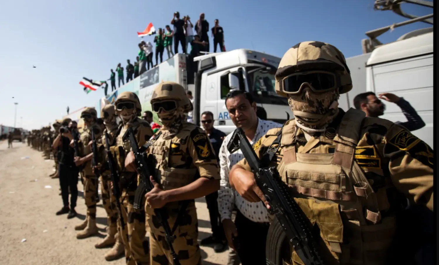 جنود من الجيش المصري عند معبر رفح الحدودي بين مصر وقطاع غزة (د.ب.أ) 