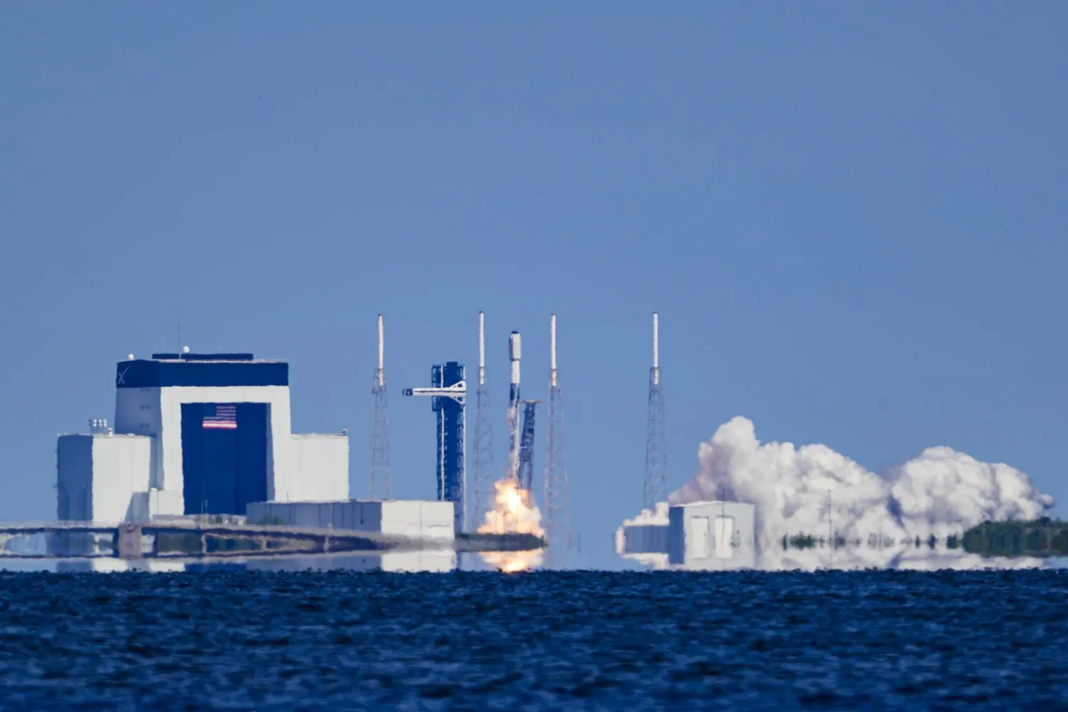  صورة ملتقطة في 29 أكتوبر 2025 بكيب كانافيرال في الولايات المتحدة تظهر انطلاق صاروخ فالكون 9 التابع لشركة «سبيس إكس» الذي يحمل أقماراً اصطناعية من سلسلة ستارلينك (د.ب.أ)