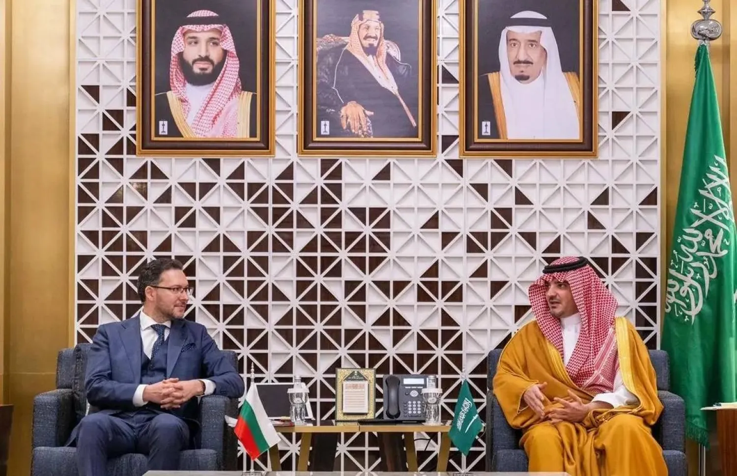 وزير الداخلية السعودي الأمير عبد العزيز بن سعود لدى استقباله نظيره البلغاري دانيل ميتوف في الرياض (واس)
