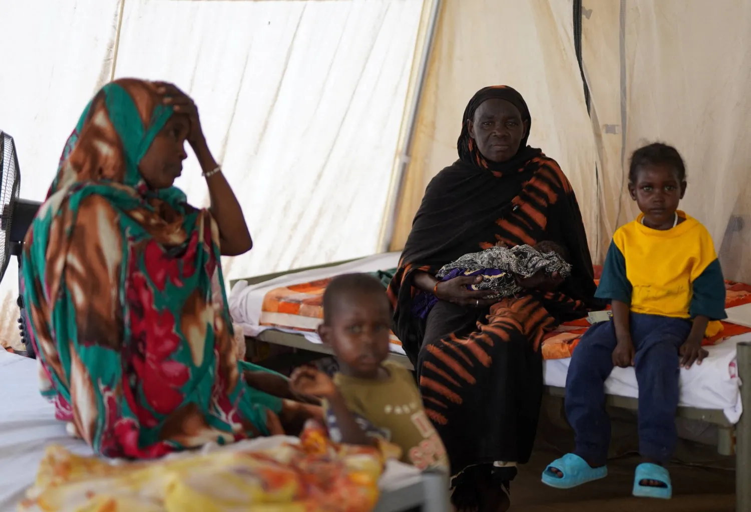 سودانيات نازحات لجأن من الفاشر إلى طويلة (رويترز)