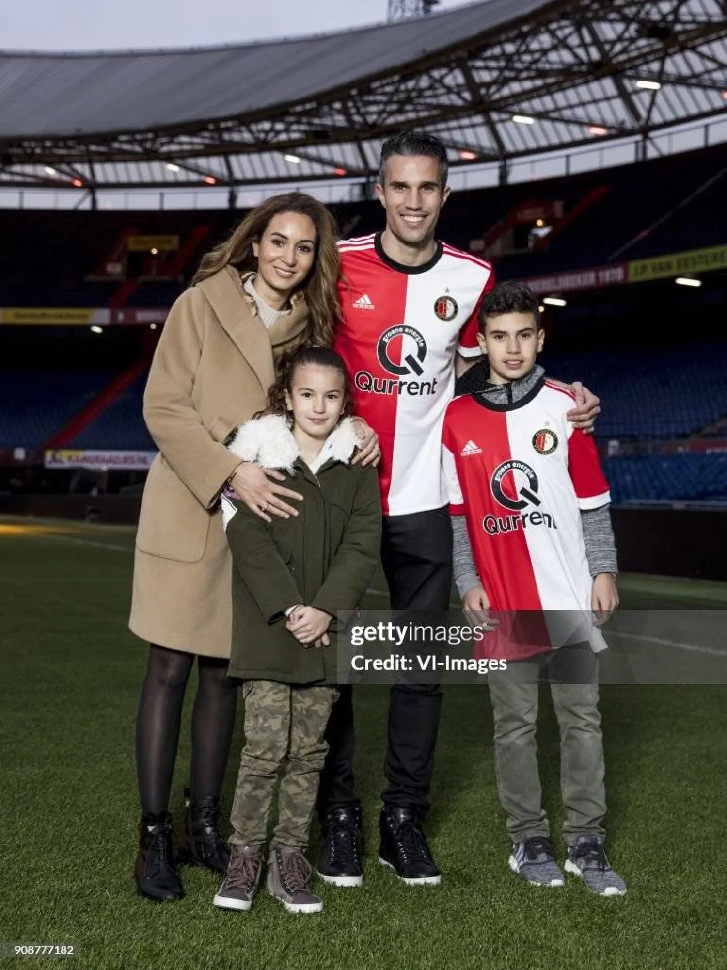 فان بيرسي وزوجته بشرى وابنته دينا وابنه شاكيل بعد التوقيع مع فينورد (غيتي)