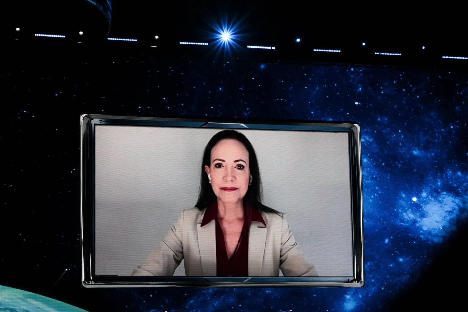 زعيمة المعارضة الفنزويلية ماريا كورينا ماتشادو تتحدث على هامش مشاركتها في منتدى الأعمال الأميركي (أ.ف.ب)