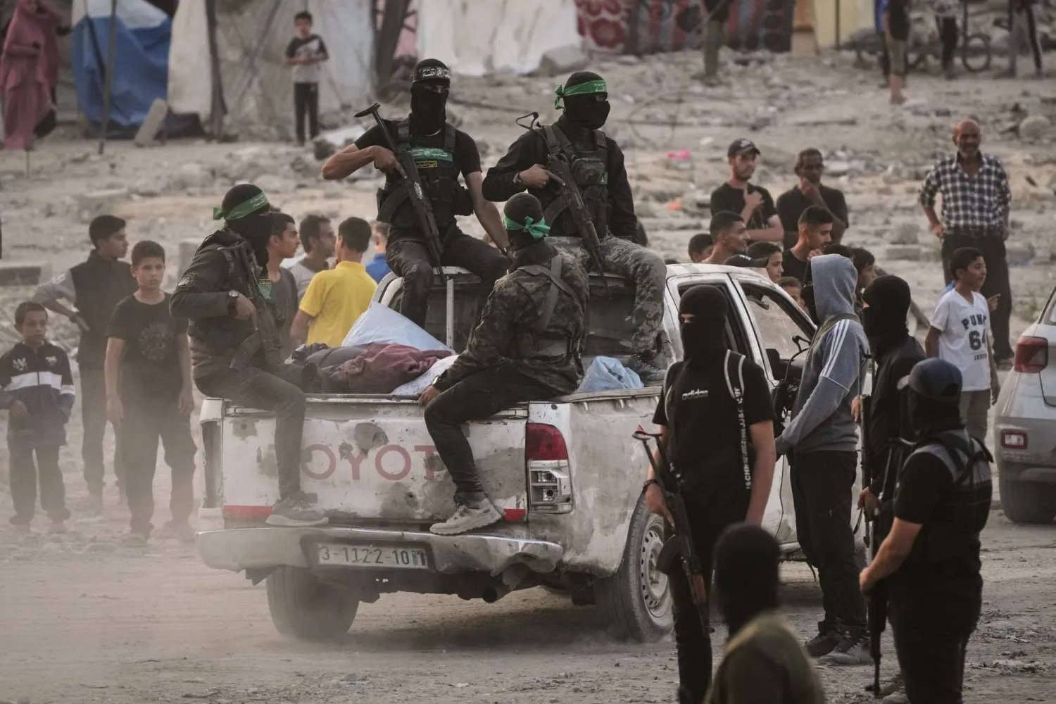 مسلحون من حركة «حماس» يبحثون عن جثث رهائن إسرائيليين في حي الشجاعية بمدينة غزة 5 نوفمبر 2025 (أ.ب)
