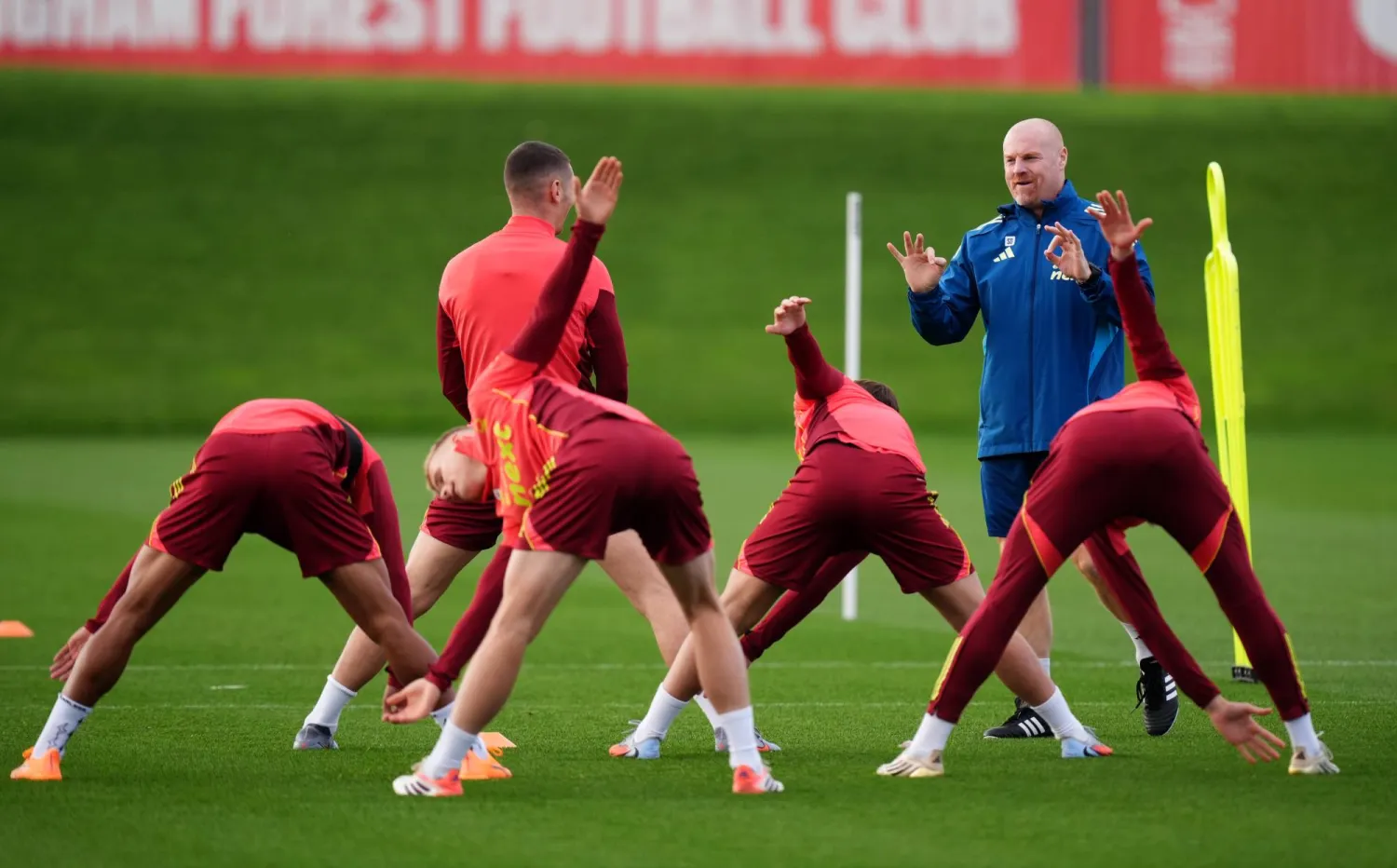 شون دايك مدرب فورست الجديد يراقب لاعبيه قبل مواجهة شتورم غراتس (د ب ا)