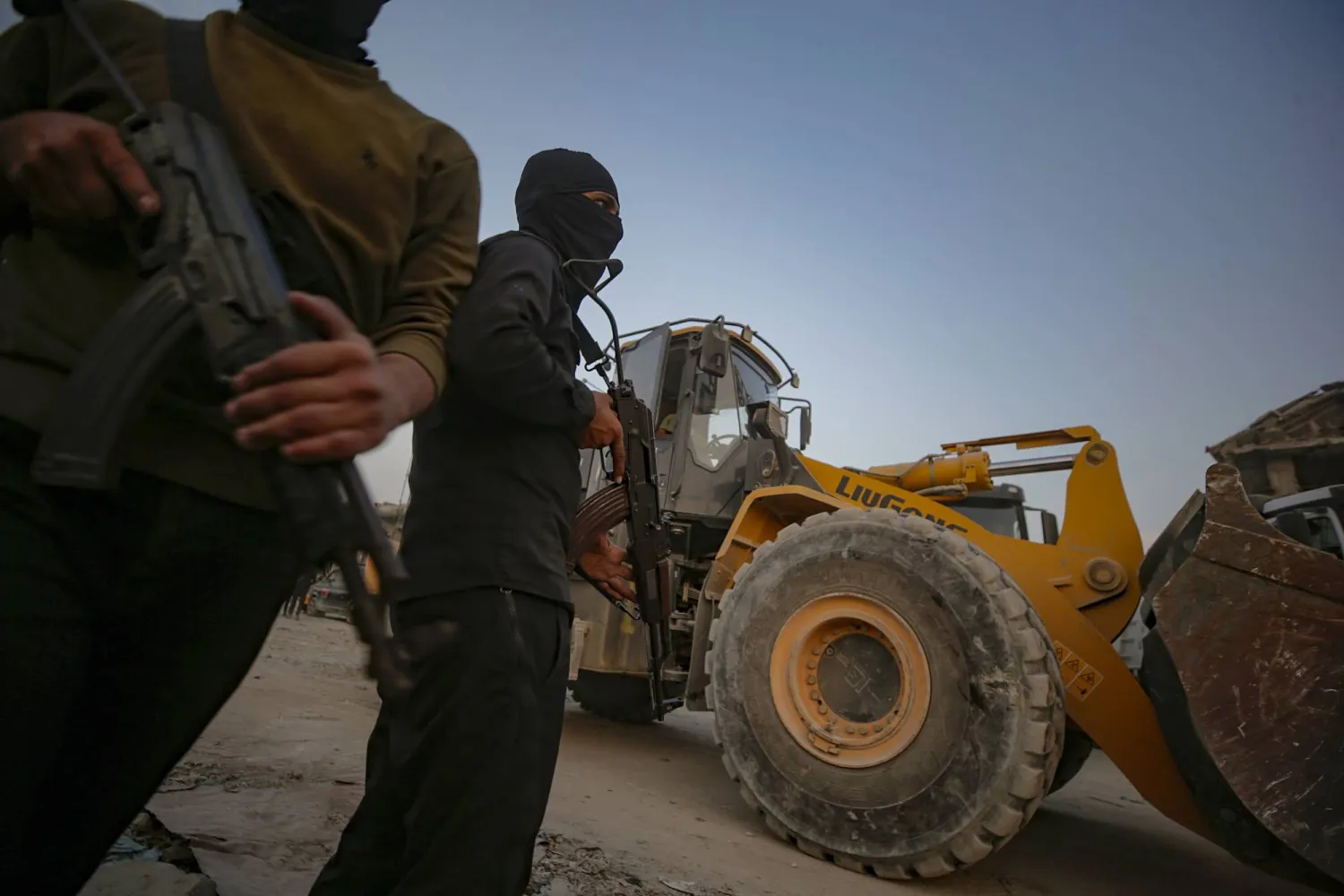 مقاتلو «كتائب القسام» خلال البحث عن جثث الرهائن الإسرائيليين في مدينة غزة (إ.ب.أ)