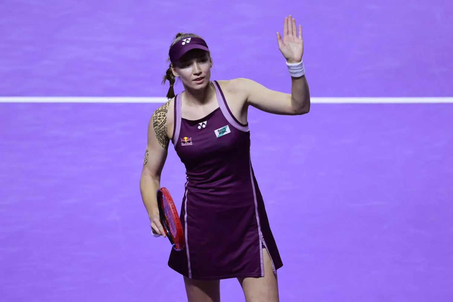 النجمة الكازاخستانية ترد التحية للجماهير التي ساندتها (رويترز)