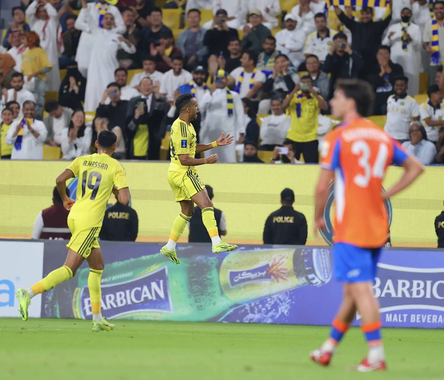 عبد الرحمن غريب يحتفل بهدفه الأول في شباك غوا (تصوير: عبد العزيز النومان) 