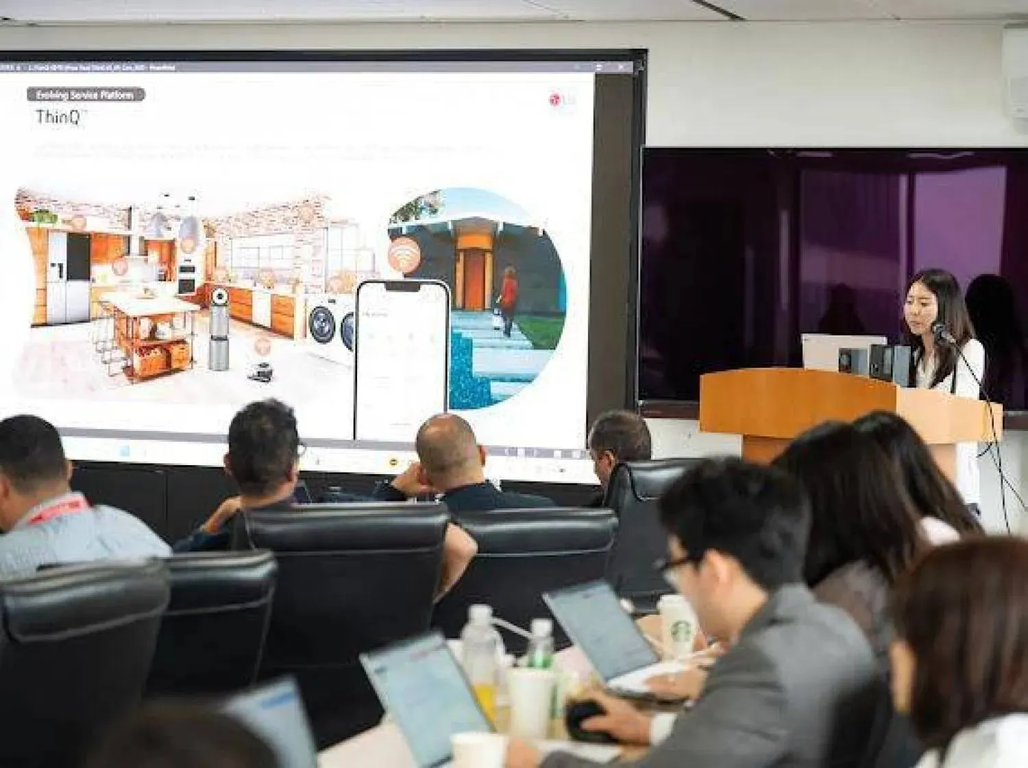  An LG employee showcases the company’s latest products (Asharq Al-Awsat)