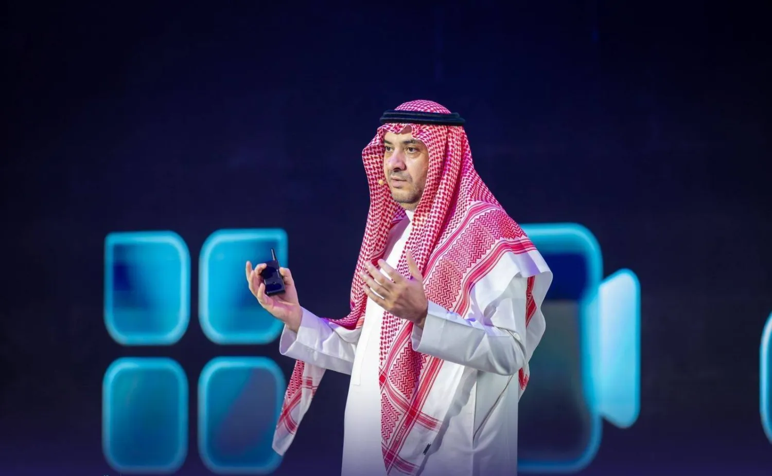 Faisal Al-Khamisi announcing the Beem platform at the Digital Government Forum (Asharq Al-Awsat)