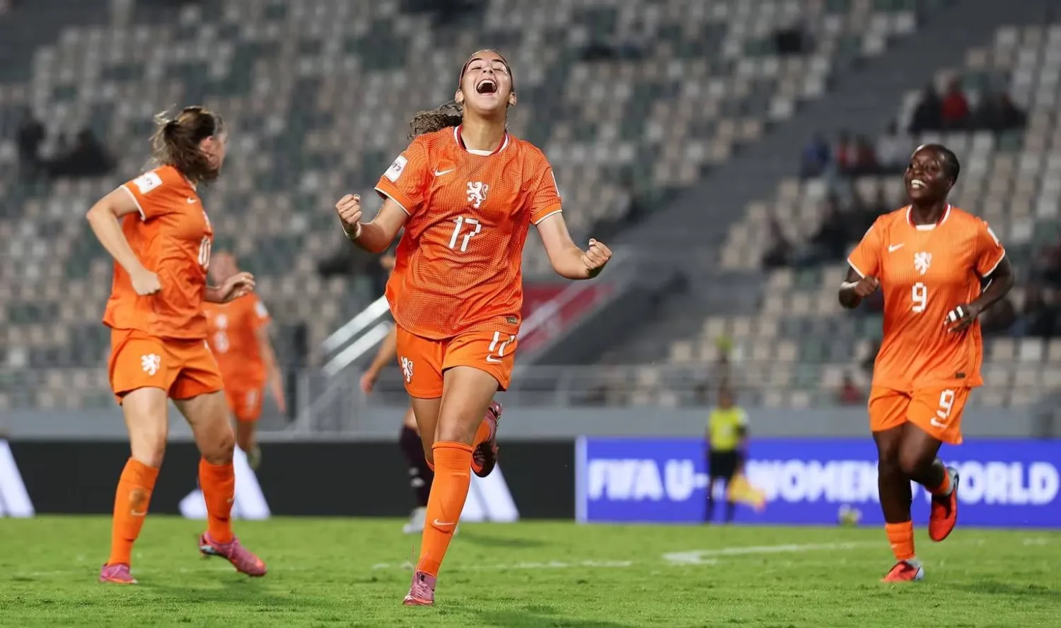 لاعبة هولندا لينا توزاني (الاتحاد الدولي لكرة القدم).