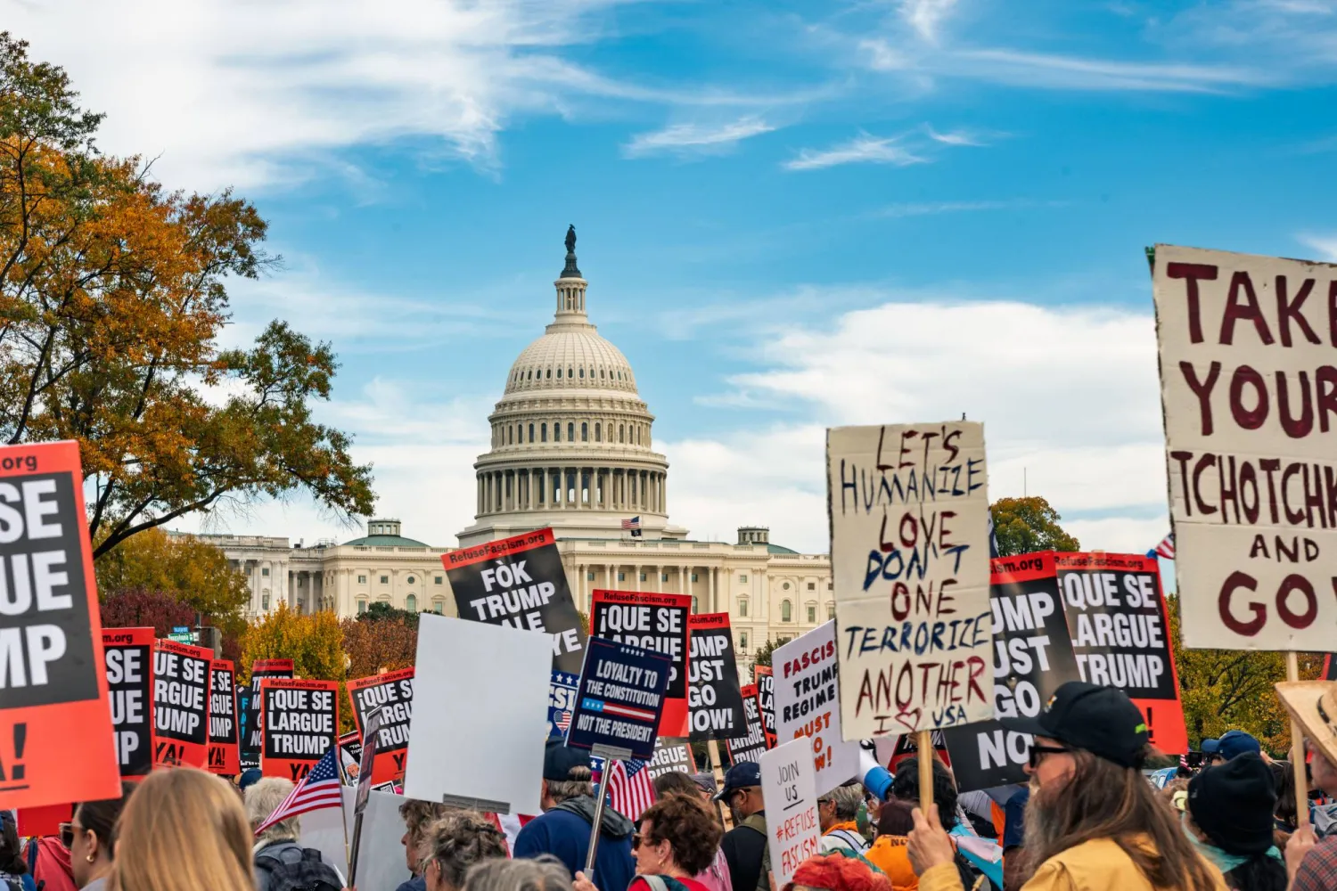 الناس تجمعوا عند نصب واشنطن التذكاري وساروا أمام مبنى الكابيتول والمحكمة العليا احتجاجاً على إدارة ترمب (د.ب.أ)