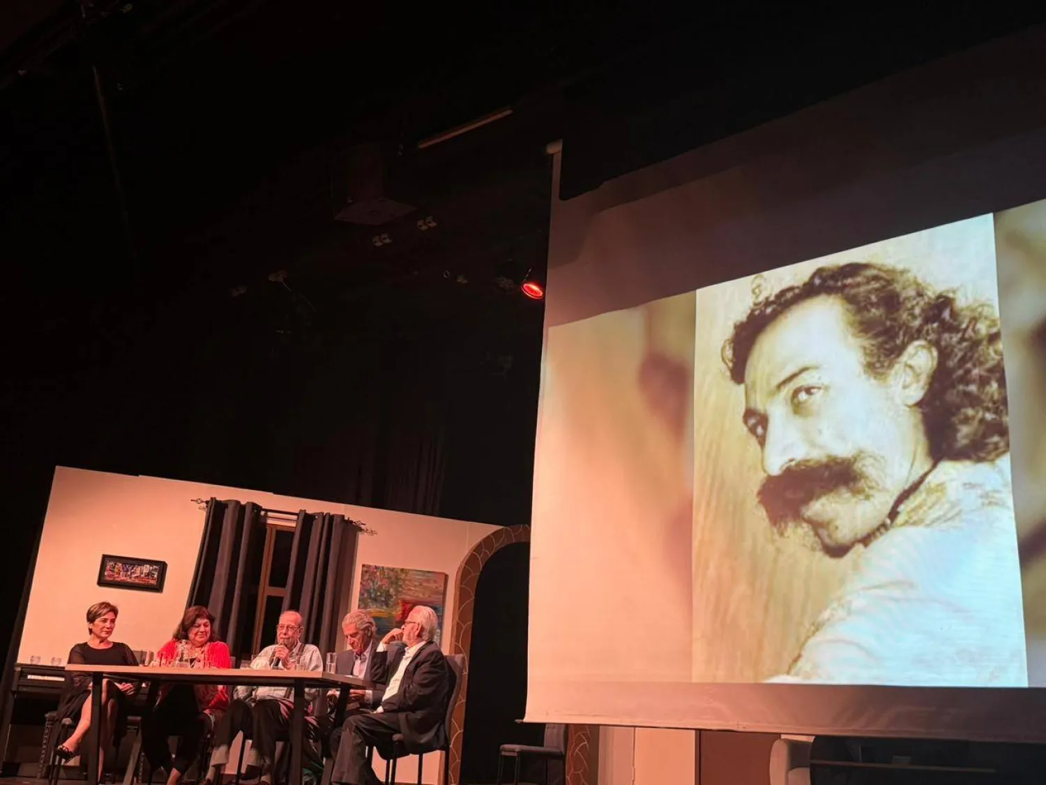 نصف قرن مرَّ والضحكة لا تزال تُعاند العتمة (الشرق الأوسط)