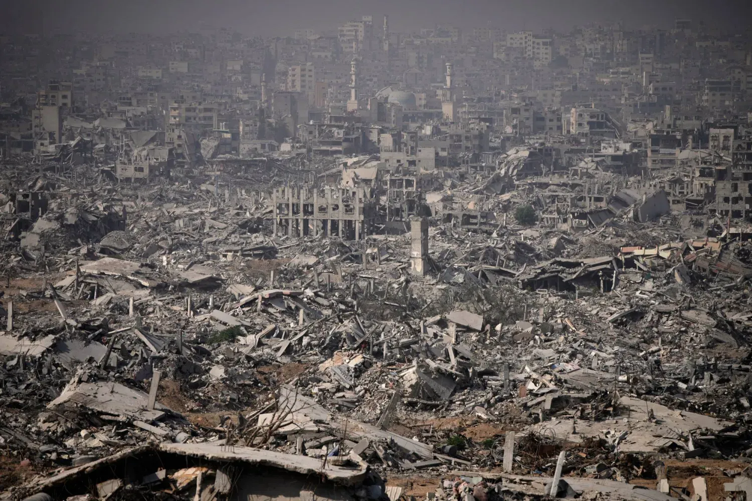 Gazze şehrinin Şucaiyye semtinde İsrail ordusunun yıktığı binalar harabeye döndü. (AP)