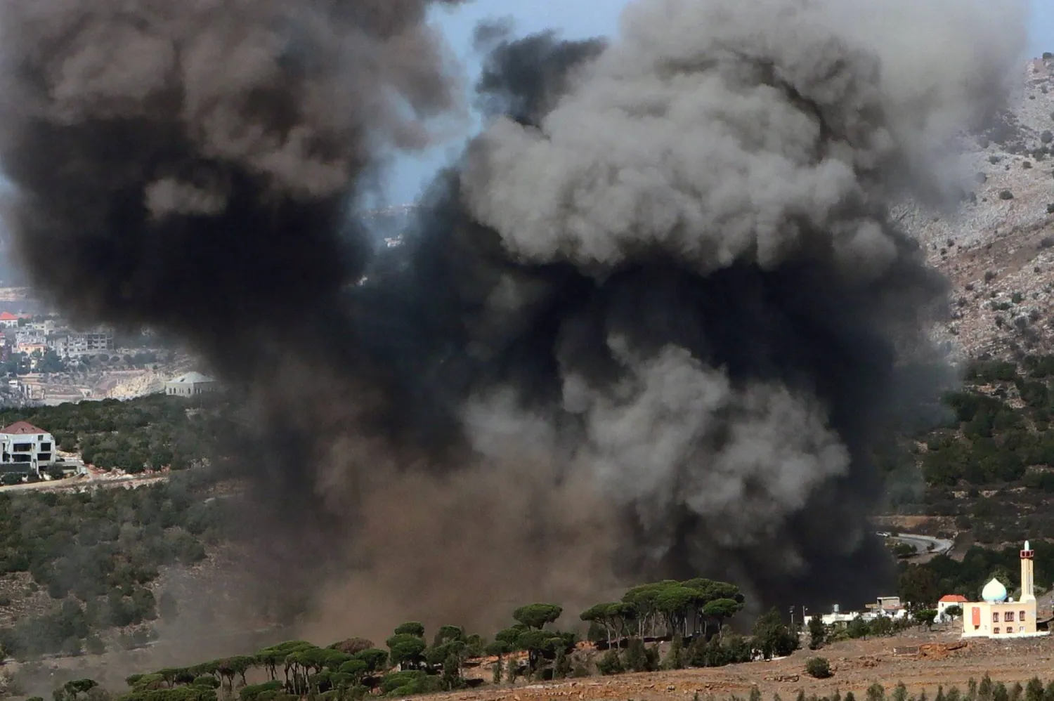 يتصاعد الدخان في أعقاب غارة جوية إسرائيلية على قرية المحمودية في قضاء جزين جنوبي لبنان (إ.ب.أ)