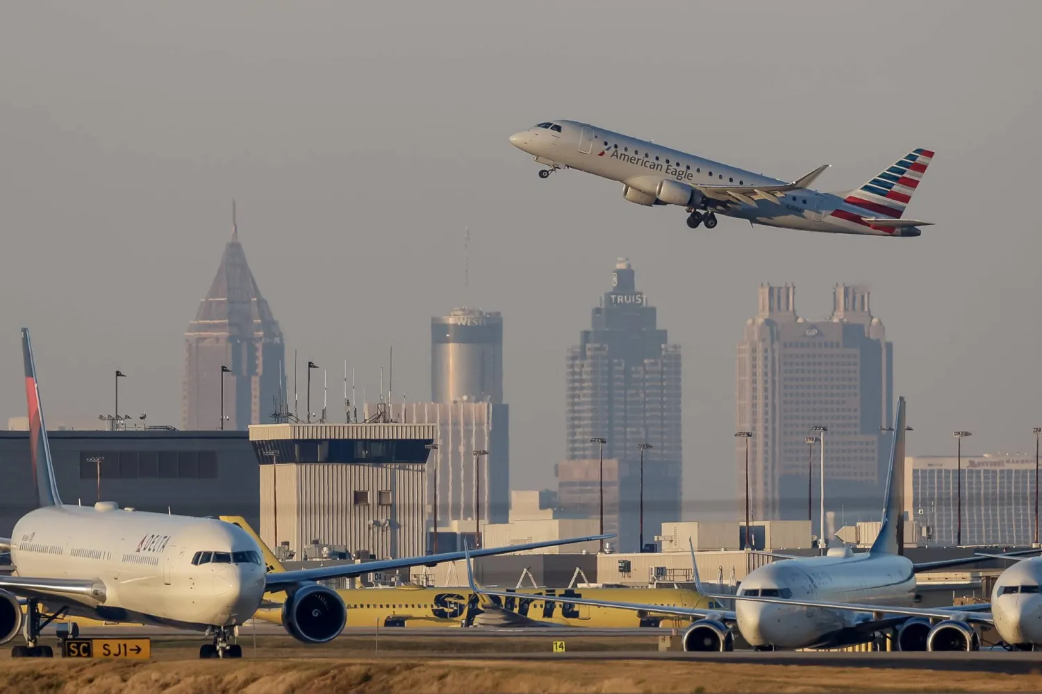 تغادر رحلة تابعة لشركة «أميركان إيغل» من مطار هارتسفيلد-جاكسون في أتلانتا بجورجيا (إ.ب.أ)