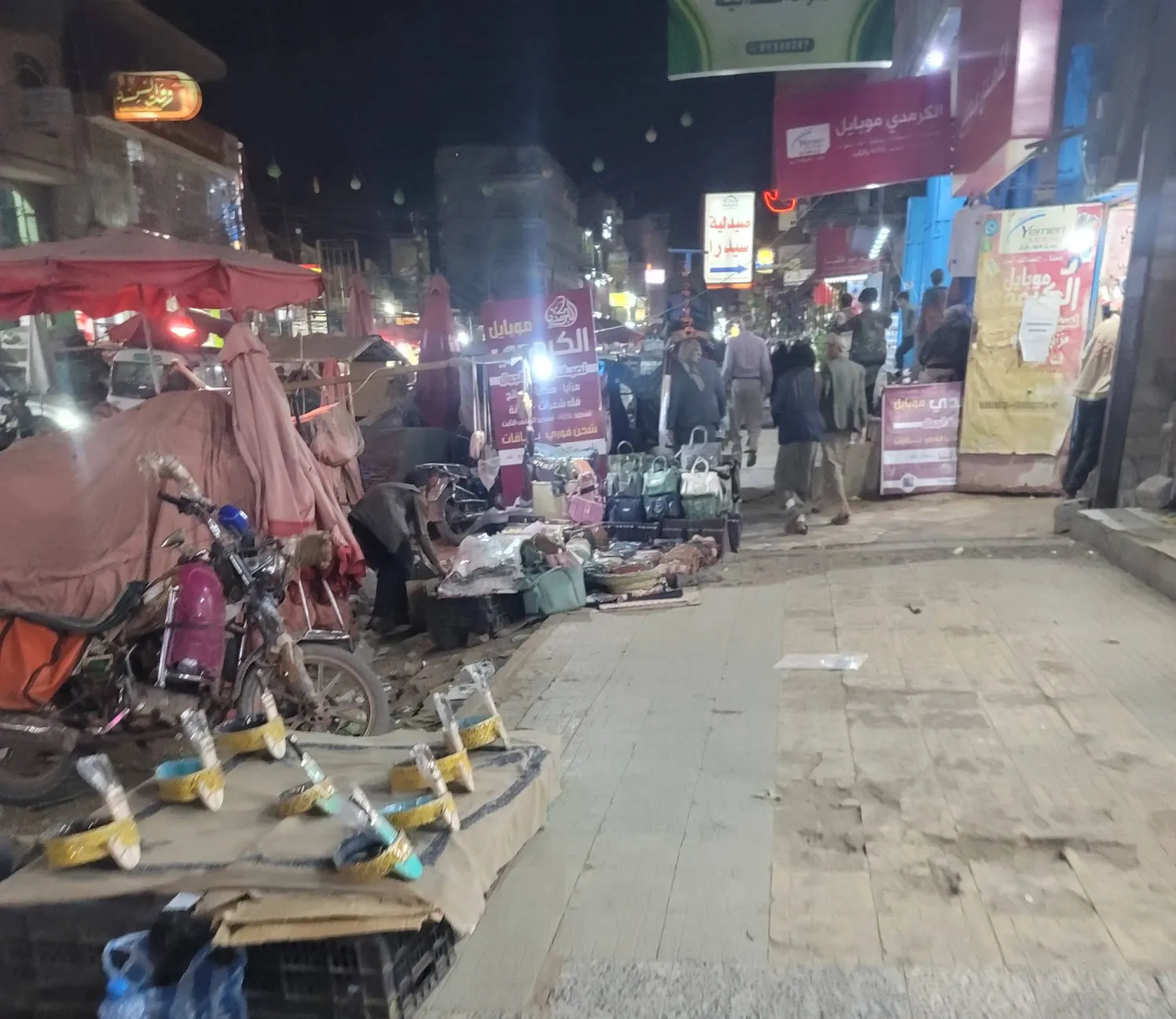 جانب من مقتنيات مستعملة يبيعها سكان في أحد شوارع صنعاء (الشرق الأوسط)