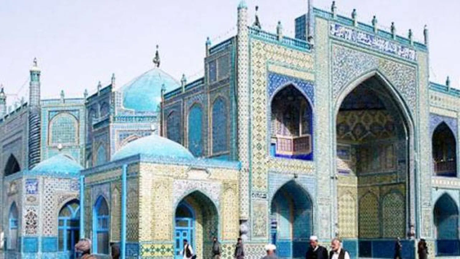 بعض المارة يتفقدون المسجد الأزرق في مزار شريف الاثنين (غيتي)