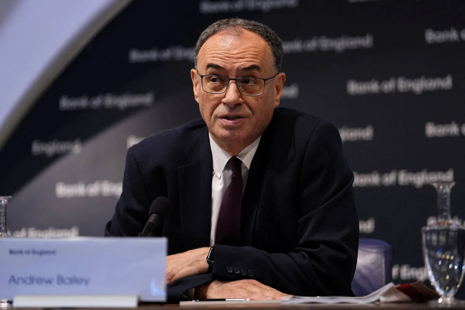 محافظ بنك إنجلترا أندرو بيلي خلال مؤتمر الاستقرار المالي في لندن يوم 7 أغسطس 2025 (رويترز)