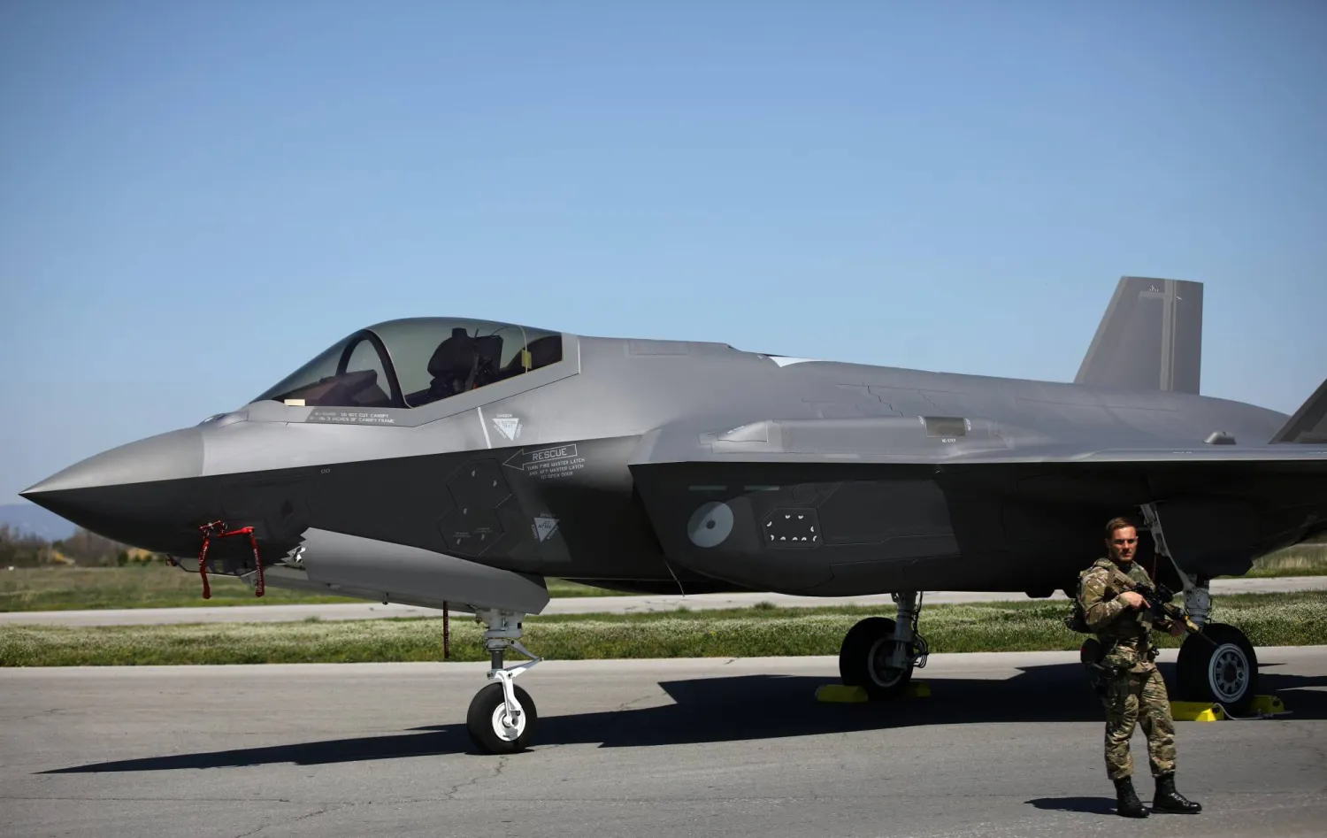 جندي هولندي يقف قرب طائرة «إف - 35» تابعة لسلاح الجو الملكي الهولندي بقاعدة «غراف إغناتيفو» الجوية في بلغاريا (أرشيفية - رويترز)
