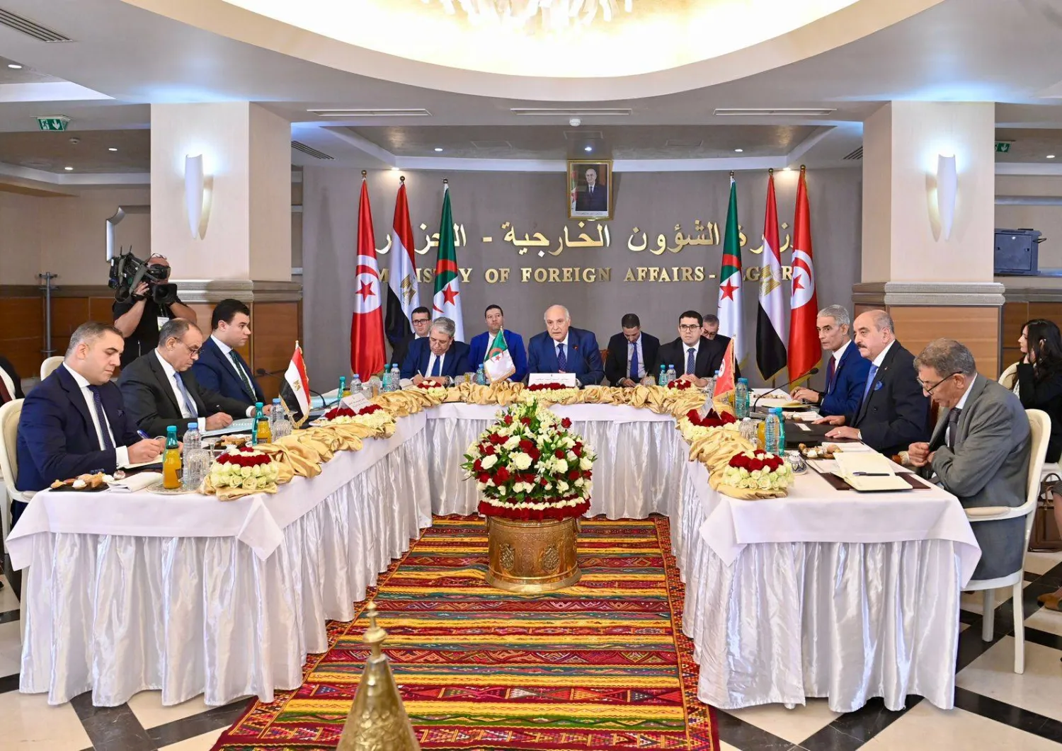 جانب من اجتماع وزراء خارجية الجزائر ومصر وتونس في الجزائر لبحث الأزمة الليبية (وزارة الخارجية المصرية)