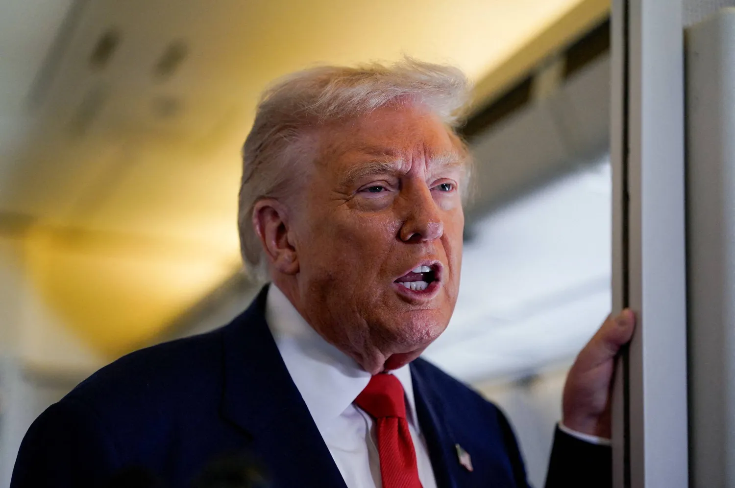 الرئيس الأميركي دونالد ترمب متحدثاً مع الصحافيين على متن طائرة «إير فورس وان» الرئاسية (رويترز)