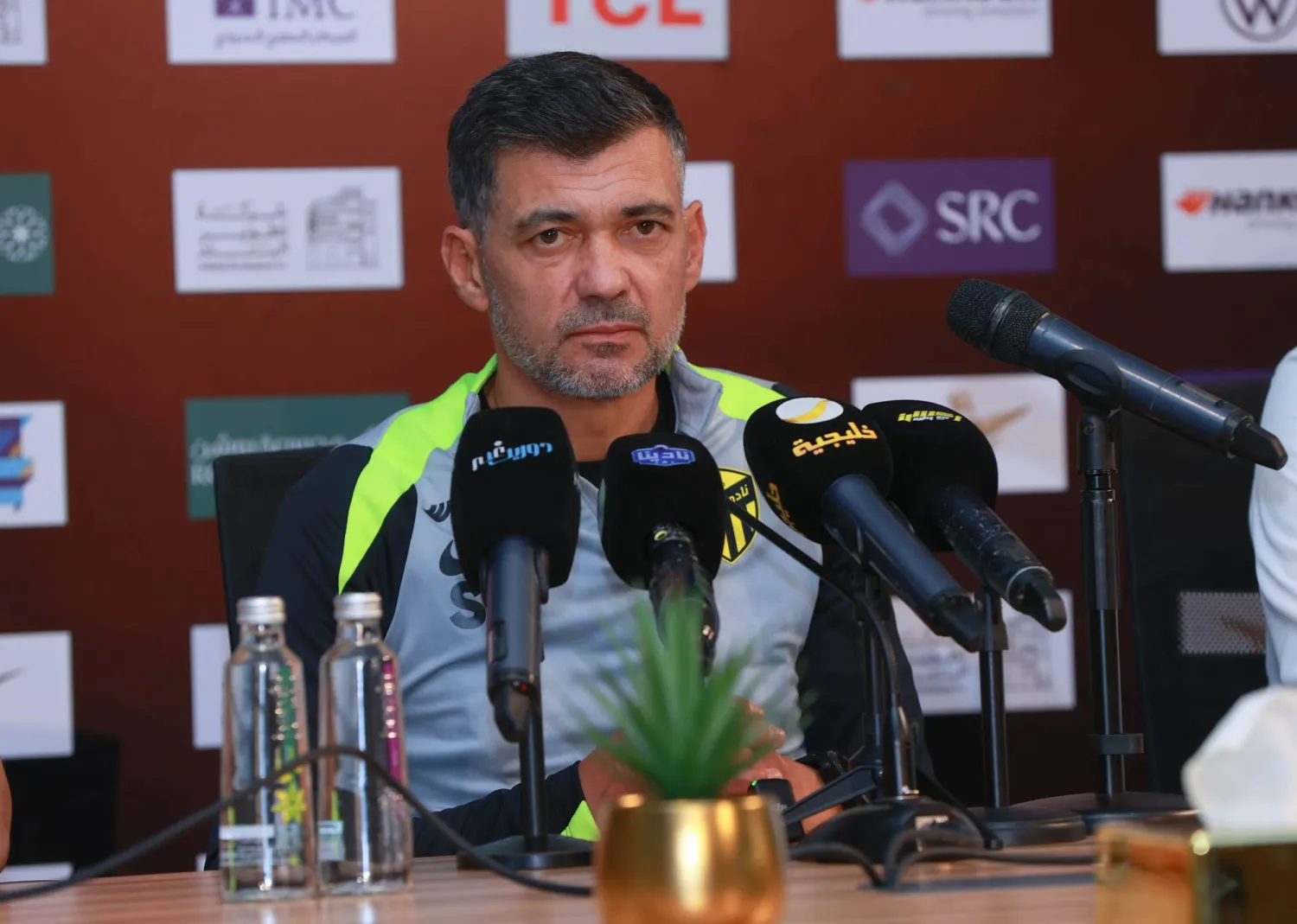 كونسيساو المدير الفني لفريق كرة القدم بنادي الاتحاد (تصوير: عدنان مهدلي) 