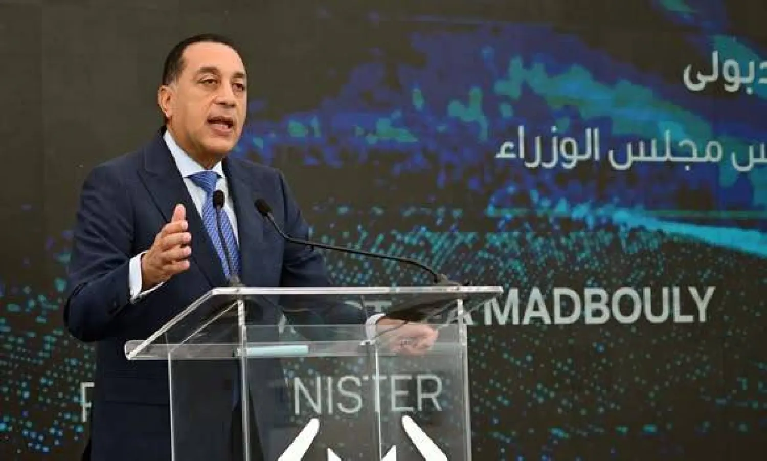 رئيس الوزراء المصري مصطفى مدبولي خلال افتتاح مصنع لفلاتر السيارات (مجلس الوزراء المصري)