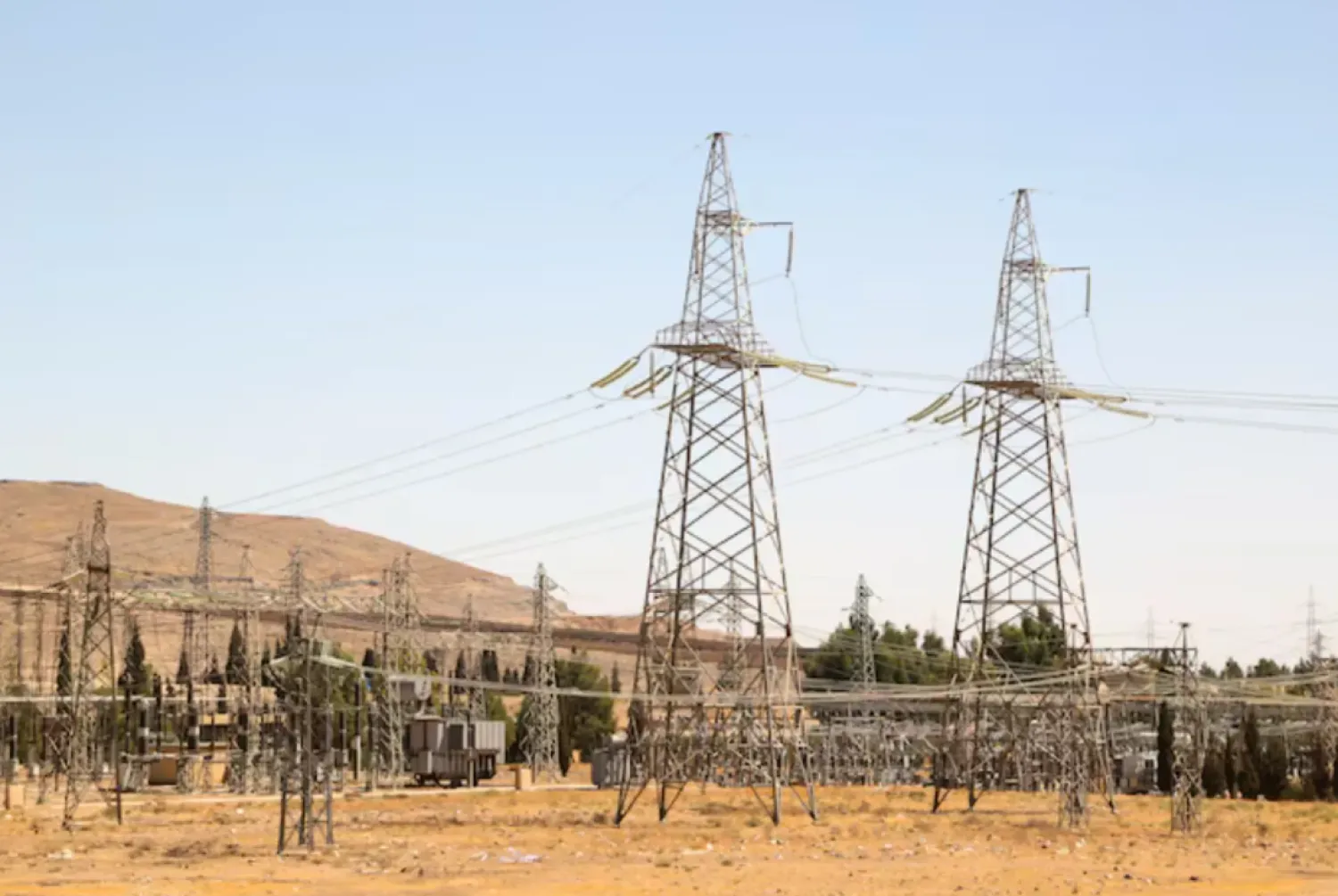A view shows electricity pylons in Kiswah, Damascus suburbs, Syria September 8, 2021. Picture taken September 8, 2021. REUTERS/Yamam al Shaar/File Photo
