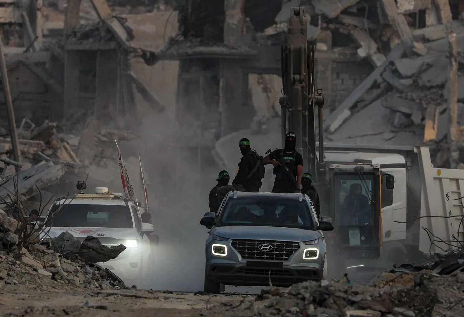 مقاتلون من «كتائب القسام» الجناح العسكري لحركة «حماس» في حي الشجاعية شرق مدينة غزة 5 نوفمبر 2025 (إ.ب.أ)