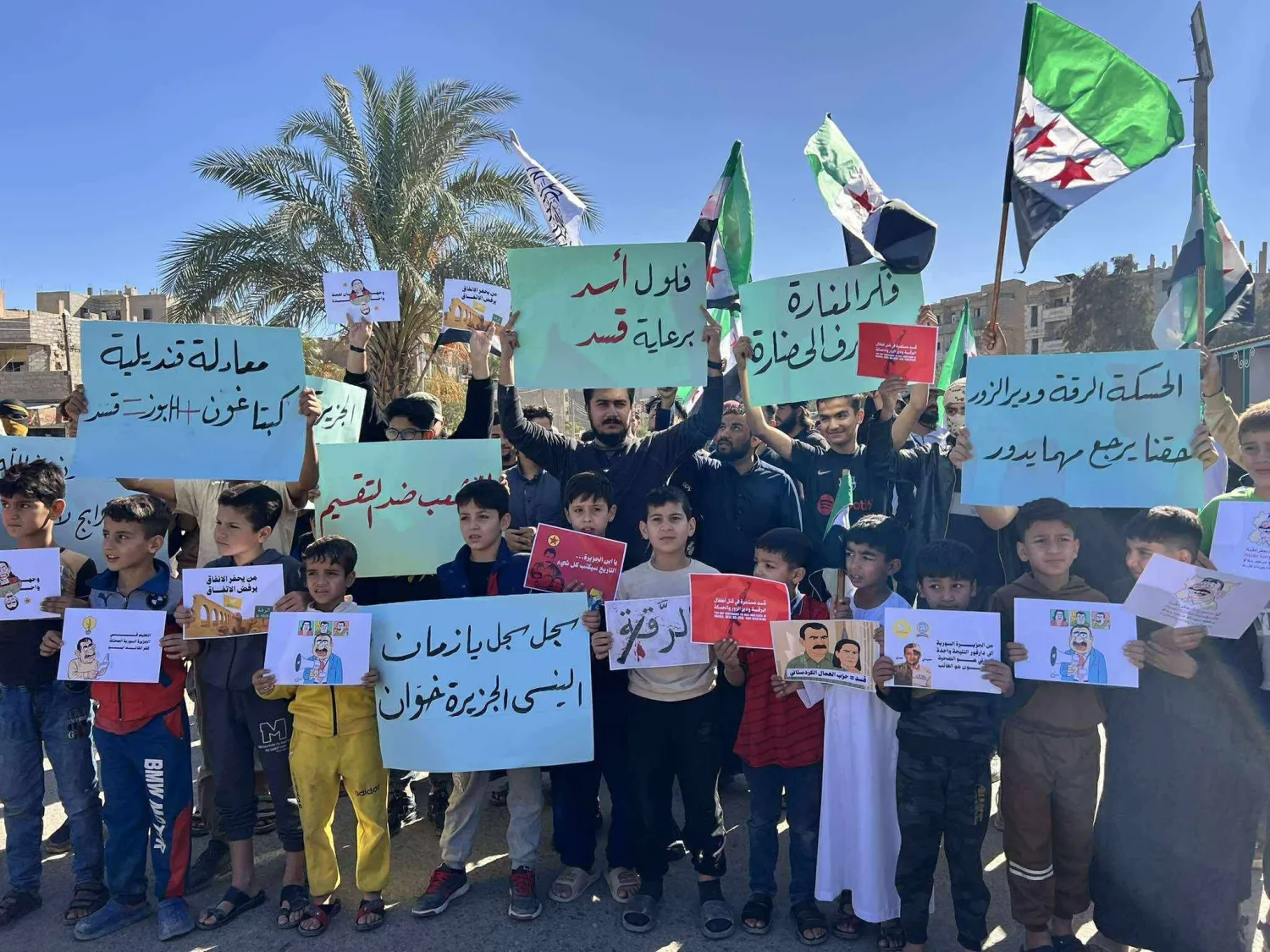 مظاهرة في مدينة دير الزور ضد «قسد» يوم الجمعة الماضي (وسائل التواصل الاجتماعي)