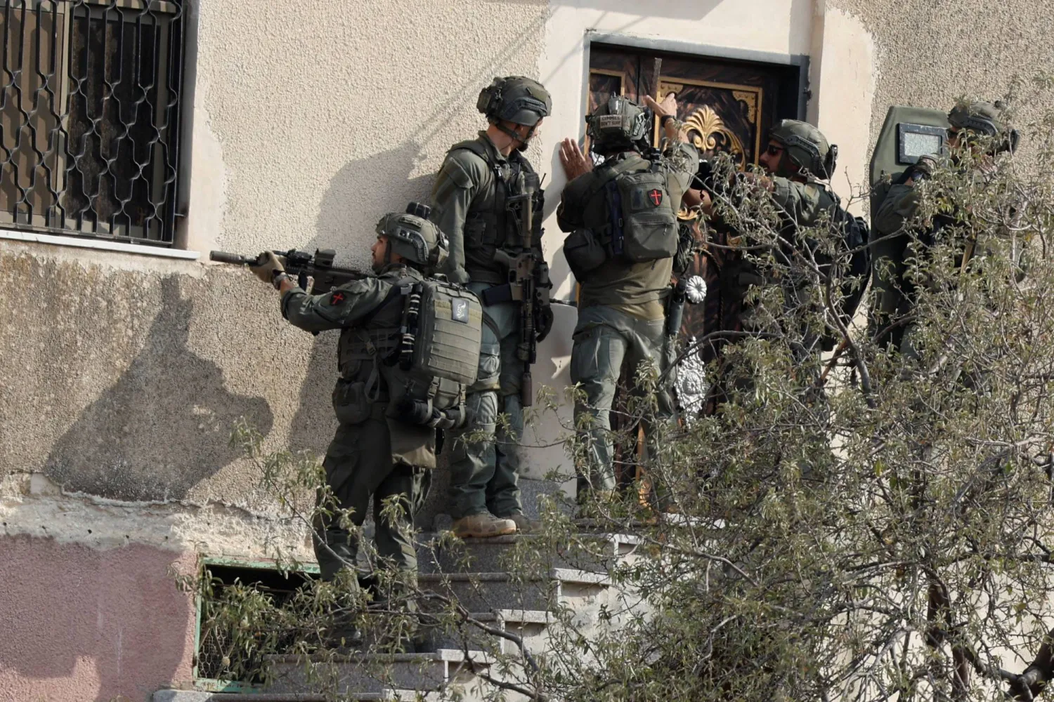 جنود إسرائيليون أثناء مداهمة في طمون قرب طوباس بالضفة الغربية المحتلة 4 نوفمبر 2025 (رويترز)