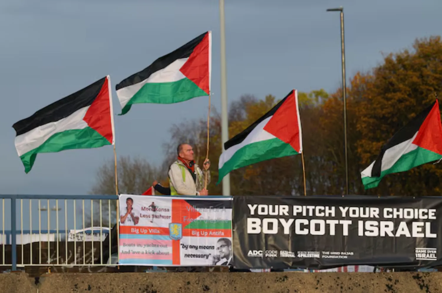Soccer Football - Pro Palestine supporters display banners and Palestine flags on a bridge above the A38(M) ahead of Aston Villa's UEFA Europa League match against Maccabi Tel Aviv in Birmingham, Britain, November 5, 2025. REUTERS/Matthew Childs