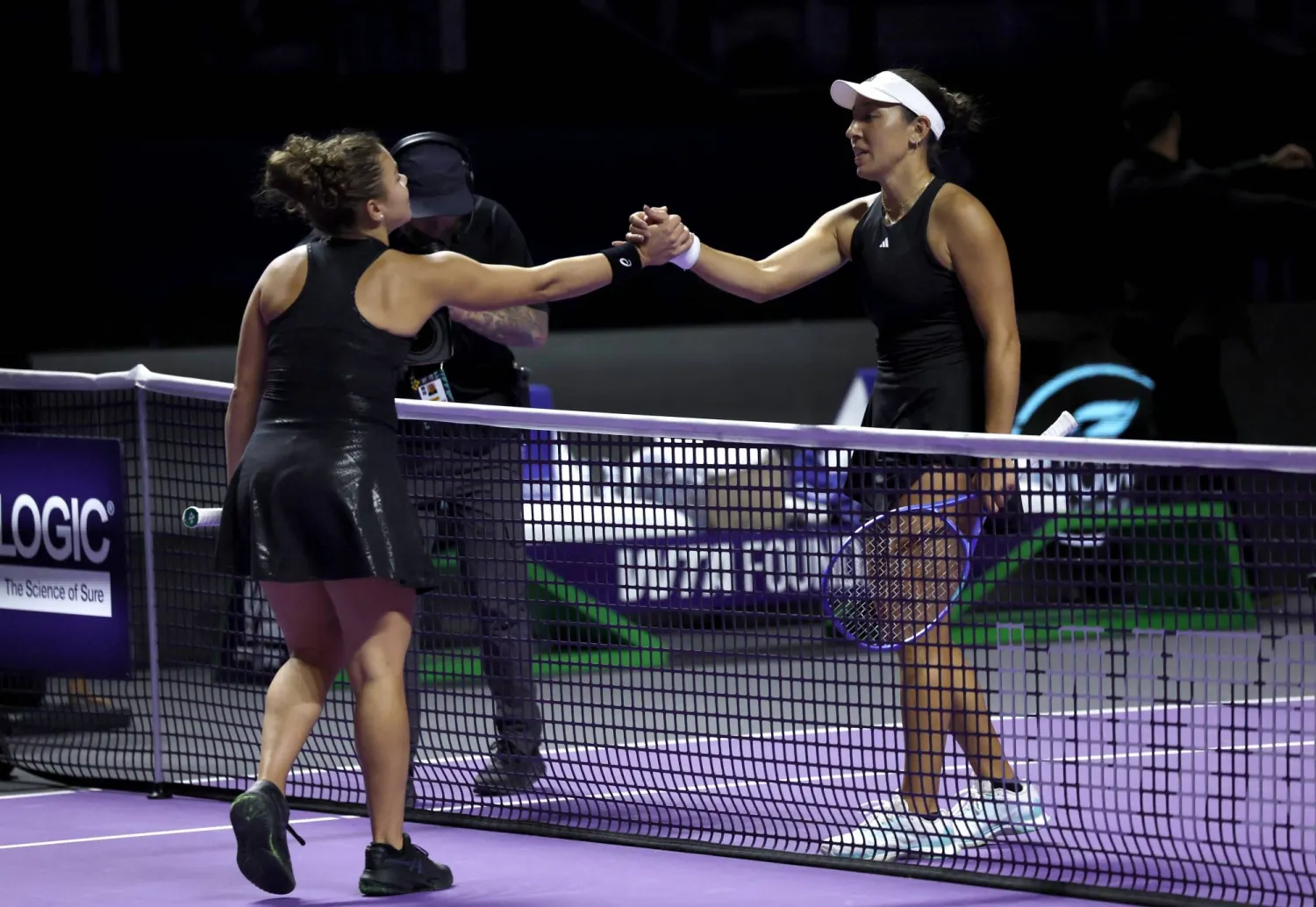 Tennis - WTA Finals - Riyadh - King Saud University Indoor Arena, Riyadh, Saudi Arabia - November 6, 2025 Jessica Pegula of the U.S. shakes hands with Italy's Jasmine Paolini after winning her group stage match REUTERS/Hamad I Mohammed