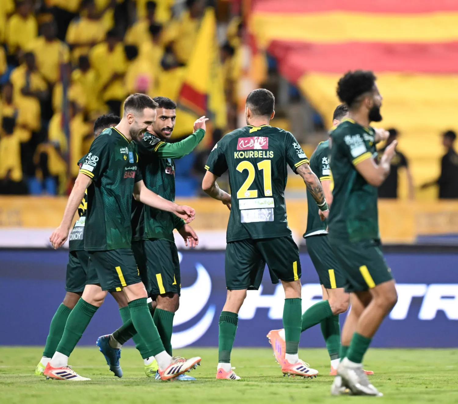 استعاد «الخليج» نغمة انتصاراته وحقق فوزاً ثميناً أمام «الحزم» (تصوير: بشير صالح)