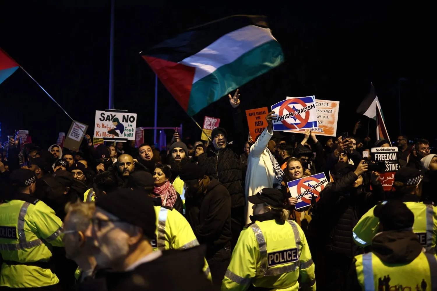 عناصر الشرطة يؤمّنون تظاهرة مؤيدة لفلسطين خارج ملعب «فيلا بارك» (أ.ف.ب)