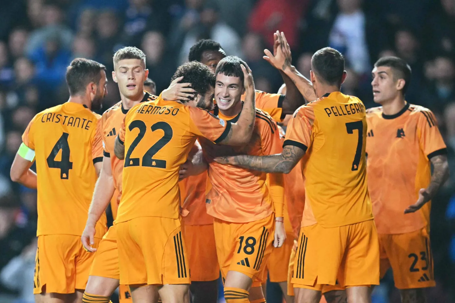 الأرجنتيني ماتياس سولي يحتفل بتسجيل الهدف الأول لروما أمام رينجرز (أ.ف.ب).