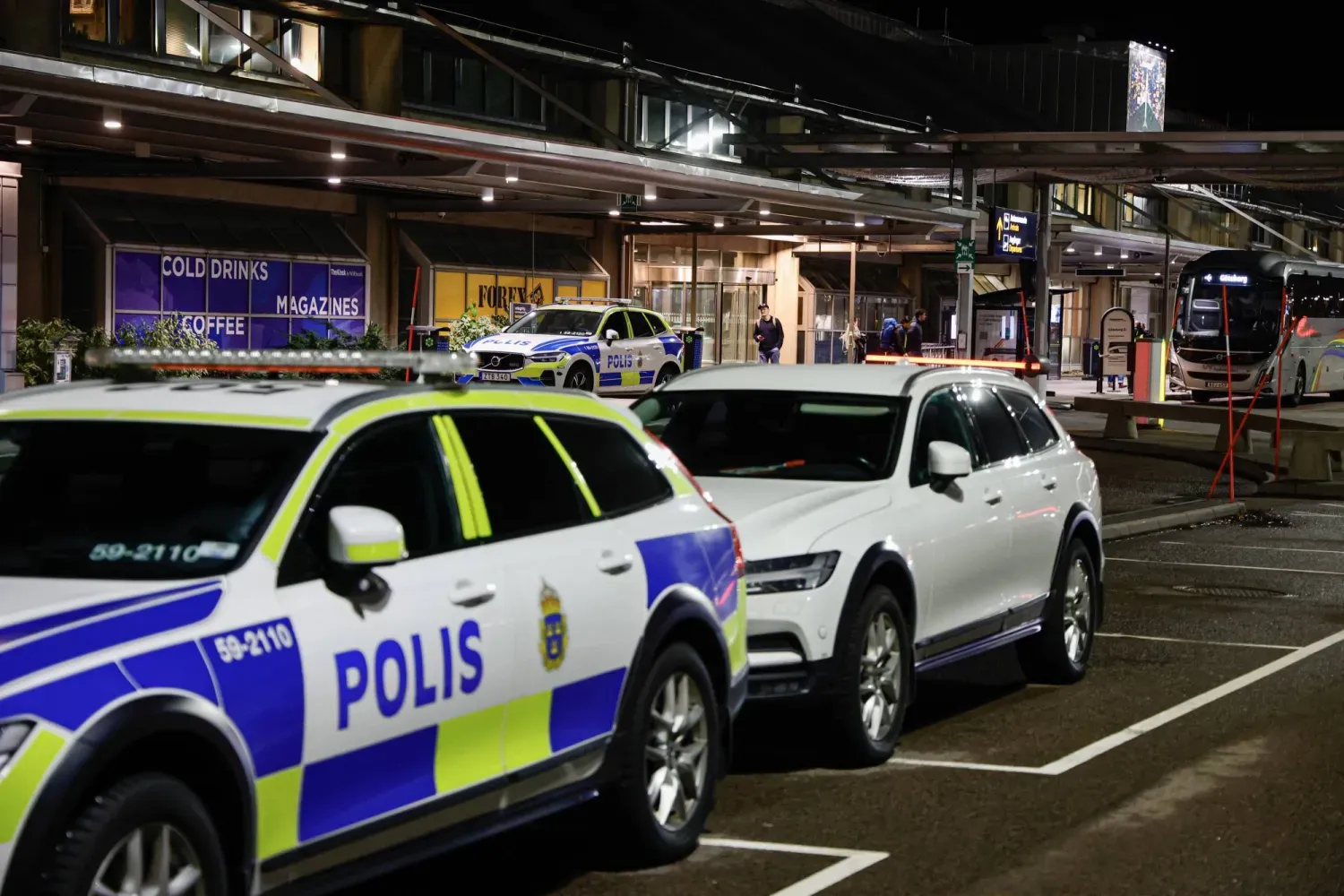 Göteborg'daki Landvetter Havalimanı'nın, drone görülmesi nedeniyle geçici olarak kapatılan girişinde bir polis arabası (EPA)