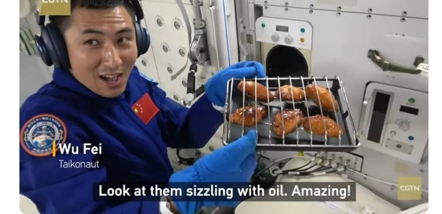 رائد الفضاء وو في وصف أجنحة الدجاج المطبوخة حديثاً بأنها «ذات اللون والرائحة والنكهة المثالية» (يوتيوب)